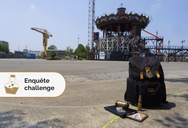 Photo du carrousel des Mondes Marins de l'île de Nantes avec un sac à dos pour un escape game extérieur