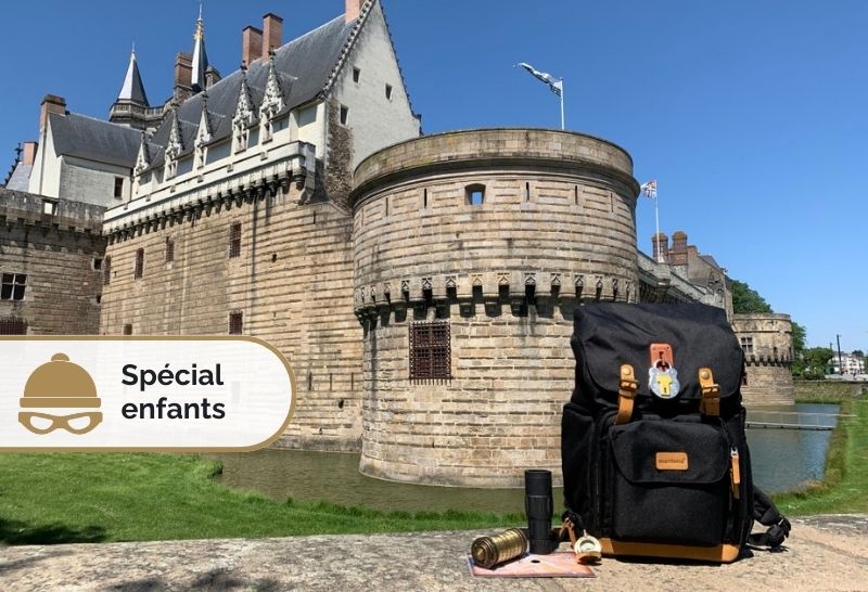 Photo du château des Ducs de Bretagne avec un sac à dos pour un escape game extérieur